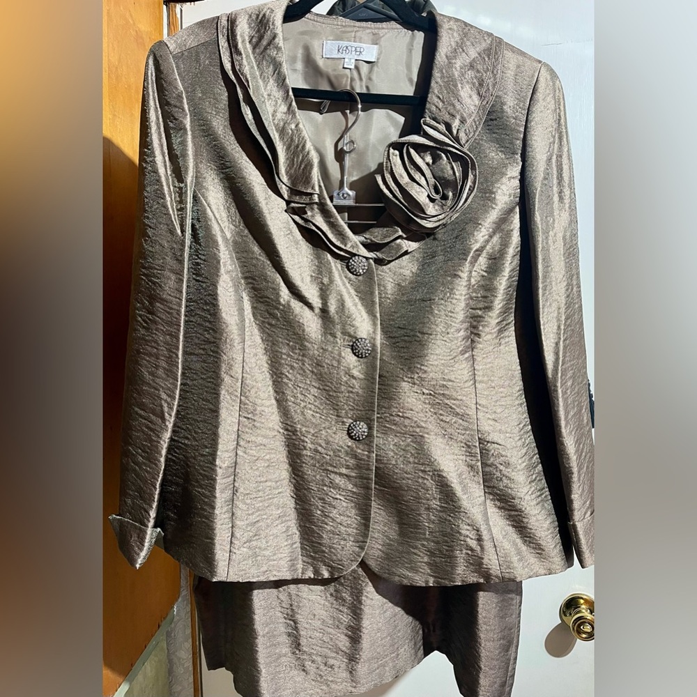 Gorgeouss Kasper Suit